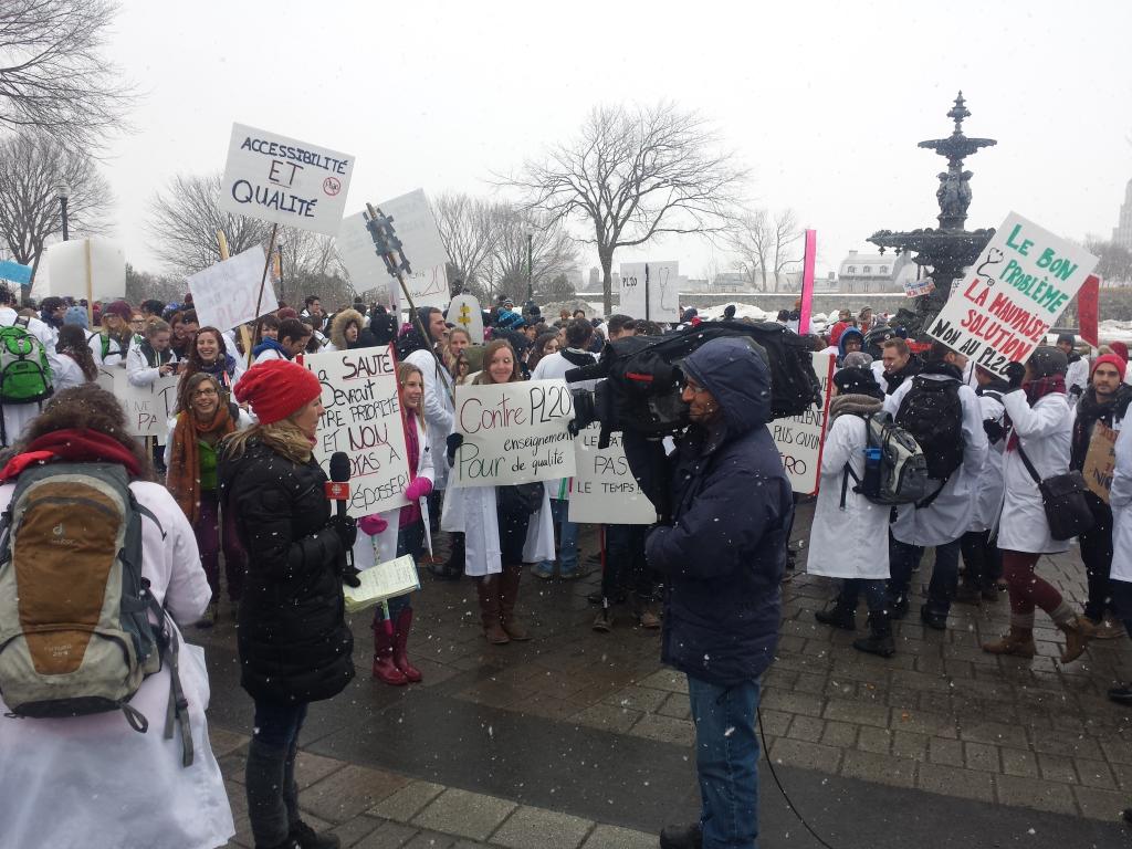 yassentch's tweet photo. #objection20 @RadioCanadaInfo couvre la #manifencours devant l'#assnat http://t.co/1P1FOEaxoh