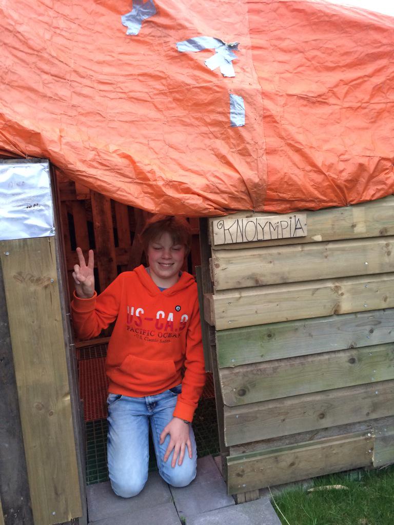 MaaikeBasting's tweet photo. @Enzoknol vlog#600 #knolpowerpakket #Diehardfan Tim Basting heeft een hut gebouwd met de naam #knolympia http://t.co/AuUuYnmAg9