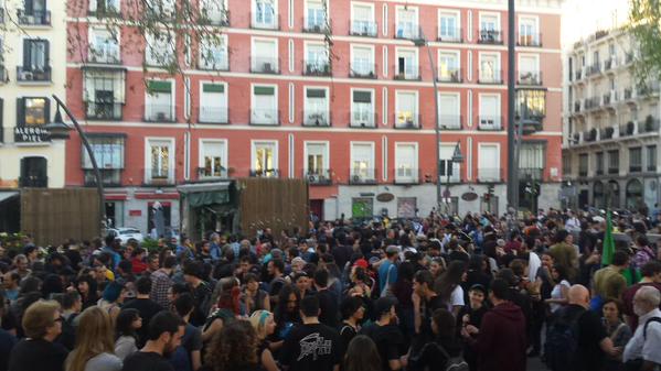 CGT_Rotocobrhi's tweet photo. RT Yeldnahc: Tirso hasta la bandera rojinegra #YoTambienSoyAnarquista #AtaqueALosCSOAS http://t.co/jfTWGHaIfP http://t.co/jY5bVutmYj