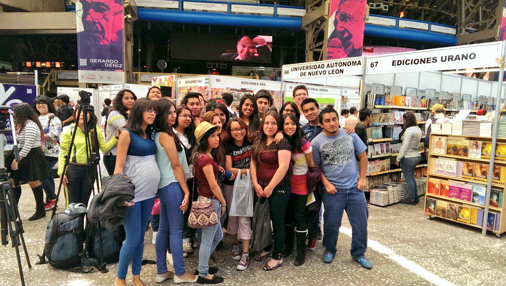 rematedelibros's tweet photo. No olvides visitarnos durante estas vacaciones, ¡te esperamos con los libros abiertos! @AuditorioMx http://t.co/jrkS2SbB6W