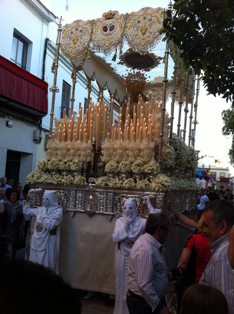 jgarciafeito's tweet photo. La Blanca Paloma,esta haciendo penitencia por @Coria del Río. http://t.co/jtnd90UHDV