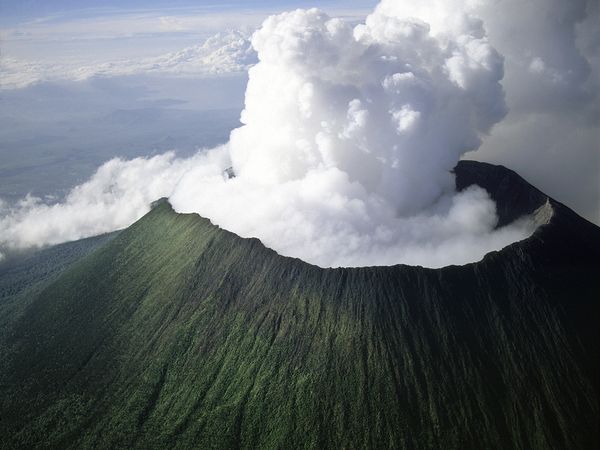 rollingtravel's tweet photo. Volcán Nyiragongo, Uganda. http://t.co/0hDWKeu4Lf