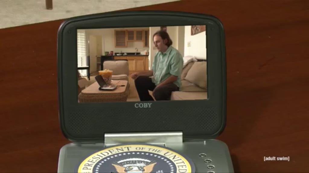 spottdpintobean's tweet photo. Special agent Kington must have an awesome setup. Two video screens that can be used at the same time. #Decker2 http://t.co/gZfJFq9kFS
