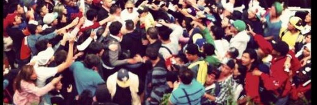 Frank0222's tweet photo. Encuentra a @Nengo_Flow  en esta foto  firma de autógrafo en bogota 2013 #RG4L http://t.co/1lyodabx5y