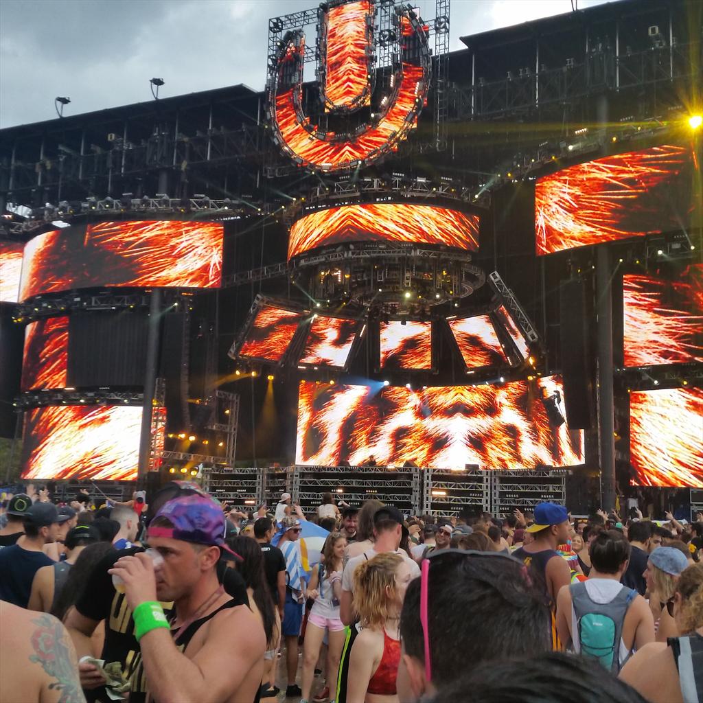 Shawnyy_P's tweet photo. I will miss you Ultra Miami😍😭😘❤❤ #ULTRAMIAMI2015 #ULTRALIVE2015 #Ultramiami http://t.co/qJSBovqwai