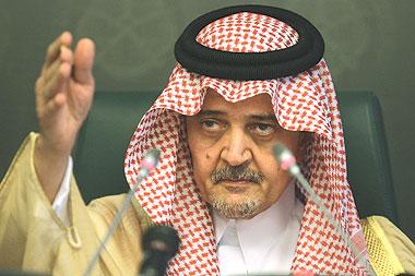 رجل بألف رجل.رغم تعبه ومرضه الا انه عندما يتحدث يجب على الجميع الإنصات لاتتعجب انه #سعود_الفيصل بطل كوالده الملك فيصل