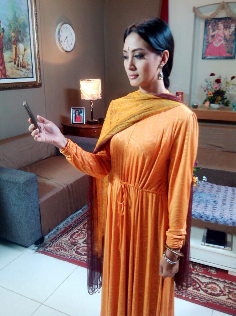 Della Puspita Ar Twitter Lagi Selfie Di Set Kuch Kuch Dangdut Ternyata Ada Yg Candid Hahaha Http T Co Clx13nsivh