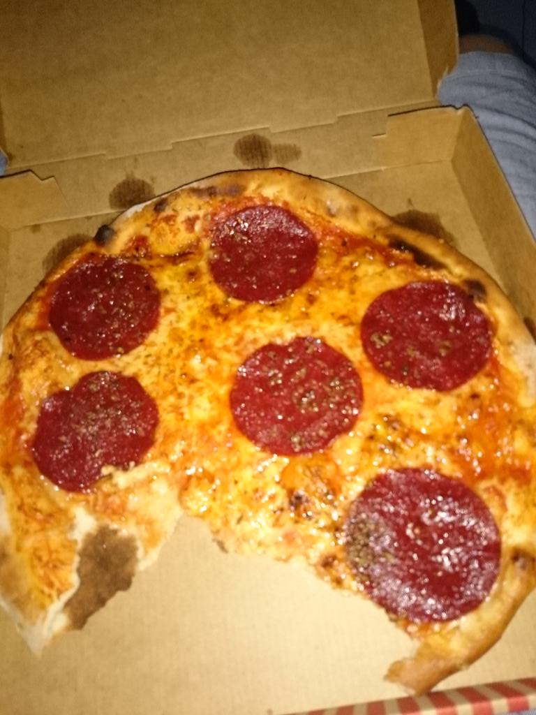 post1409's tweet image. Pizza in da house✌