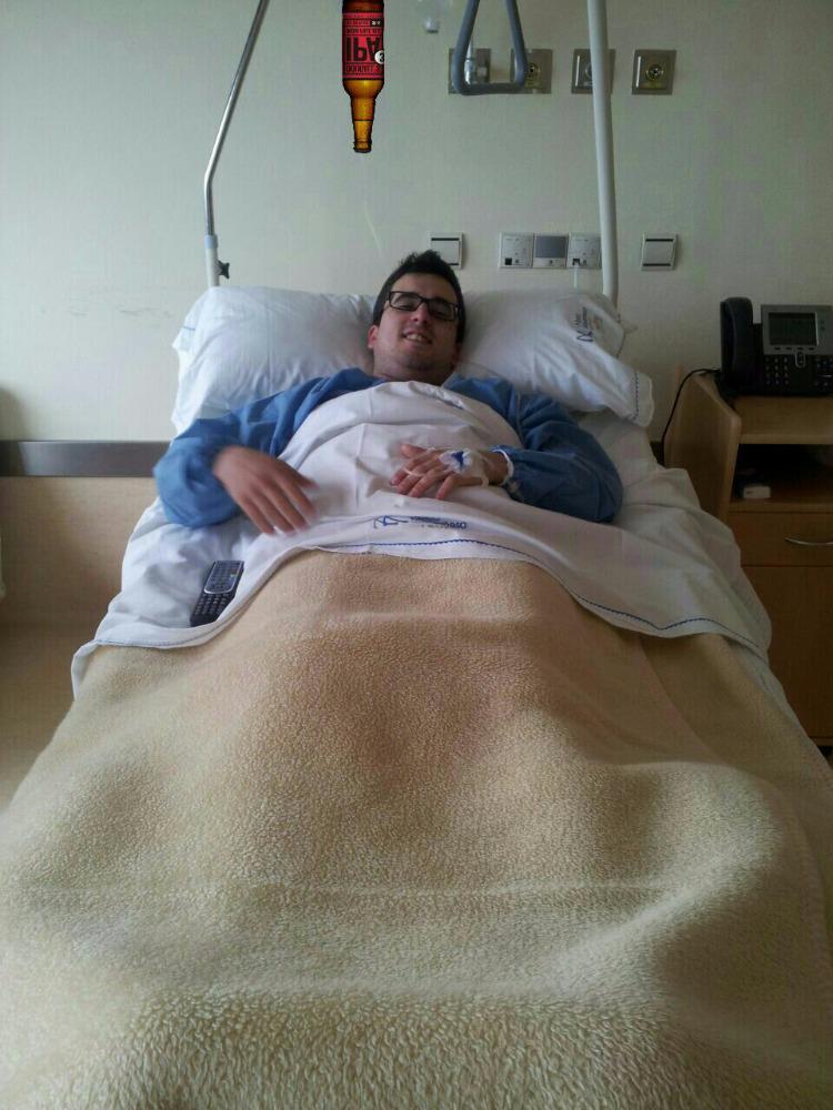 pinturasquimoF7's tweet photo. Técnico y Jugadores mandan un saludo a su compañero recién operado @pedri4live quien ya se trata con @CervezaDougalls http://t.co/uaSMzr3w9Z