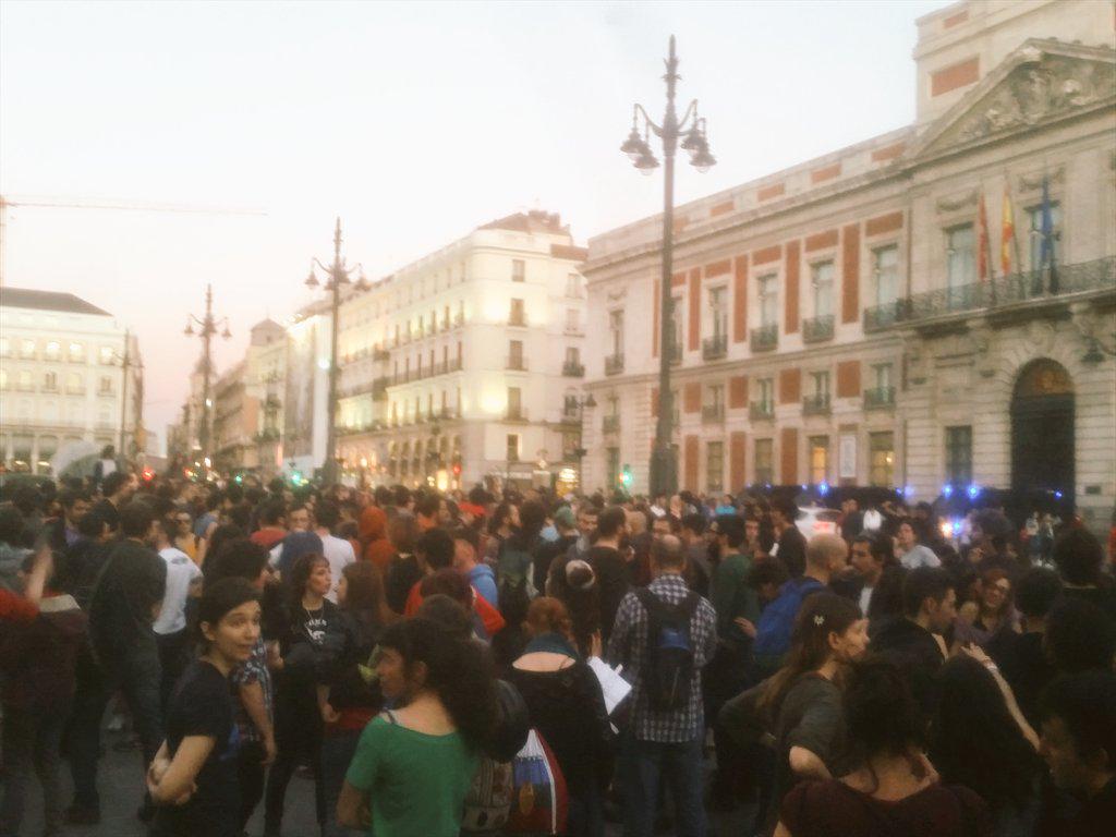 Danips's tweet image. La manifestación de apoyo a detenidas en #OperacionPiñata llega a Sol bajo control policial #YoTambienSoyAnarquista
