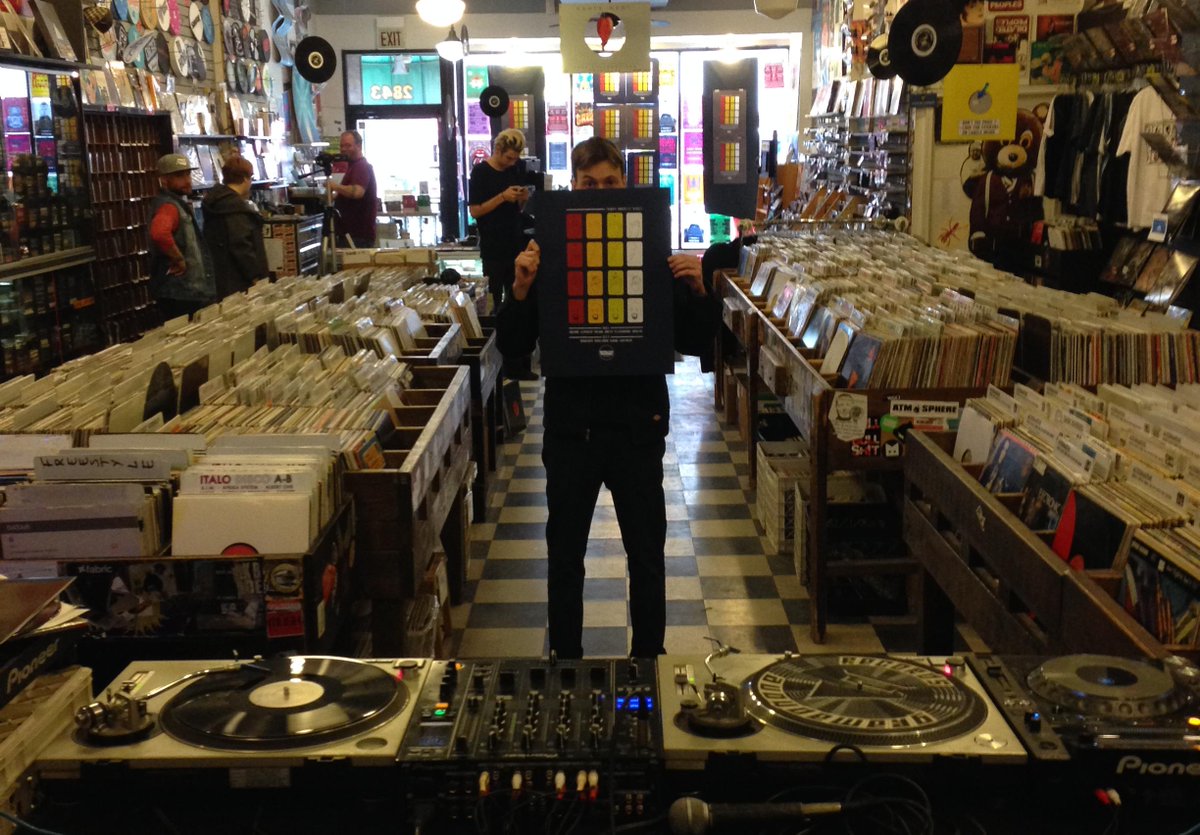 Chicago we're live in 5m from <a href="/gramaphonechi/">Gramaphone Records</a>! <a href="/andrewemil/">Andrew Emil</a> + <a href="/blackmadonnachi/">The black Madonna</a> first. get comfy: boilerroom.tv/session/home-a…