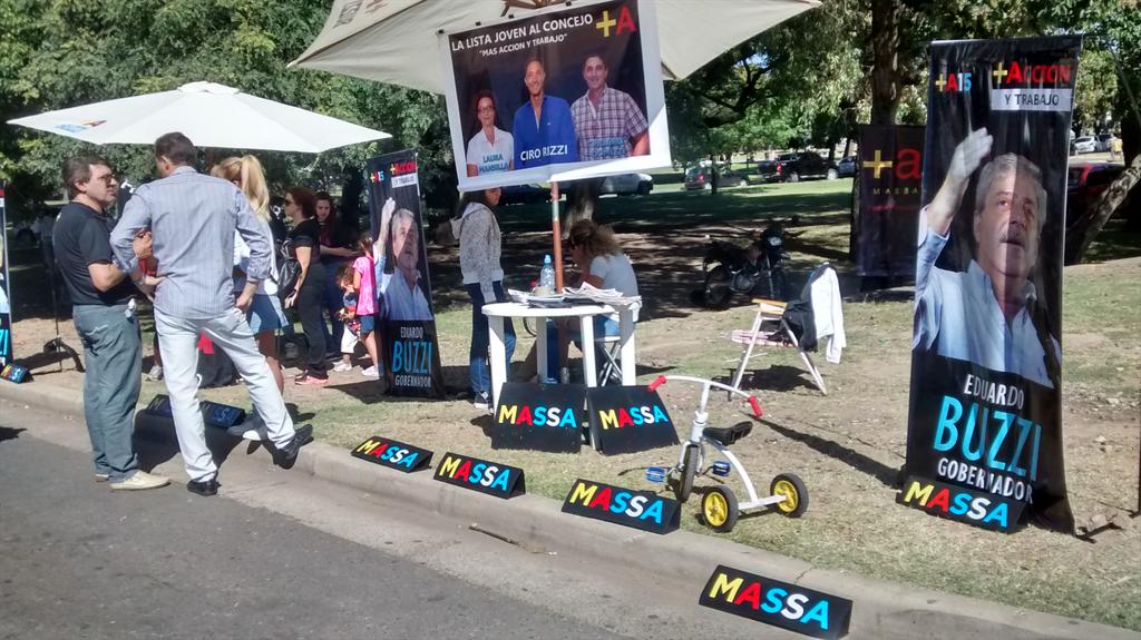 elcharlu's tweet photo. DOMINGO EN LA CALLE RECREATIVA JUNTOS A LOS CANDIDATOS  RIZZI CONCEJAL MANSILLA CONCEJAL BATTAGLIA DIPUTADA http://t.co/YgiyuqYlQK