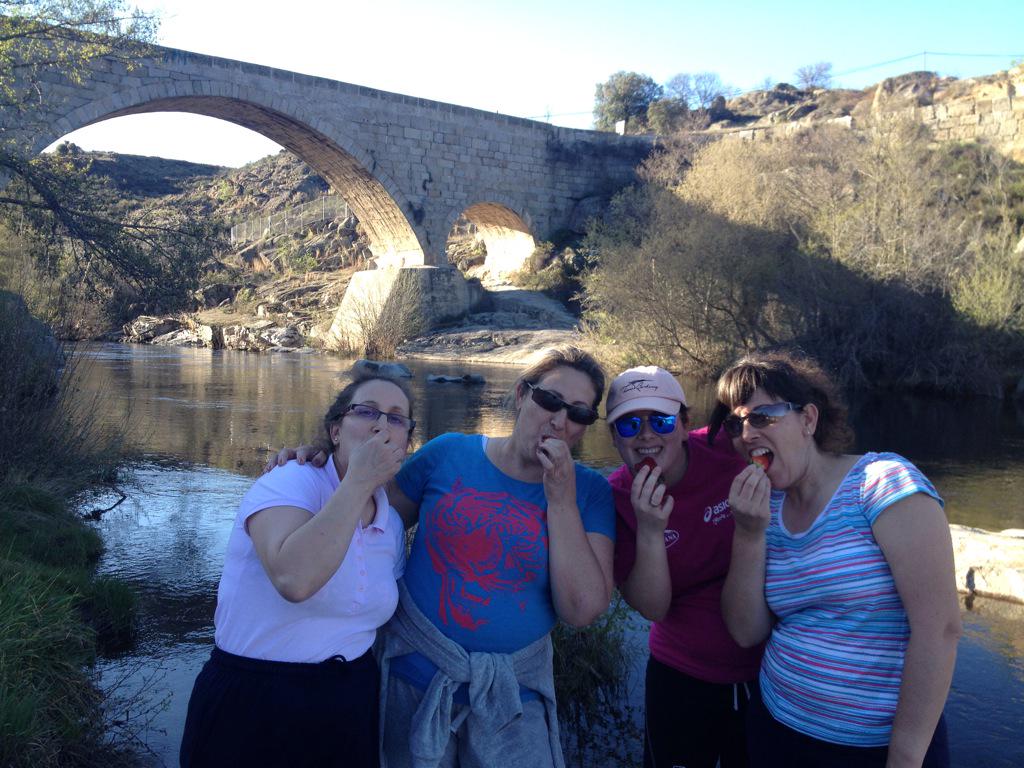 Tamysis's tweet photo. Las fresitas 🍓 en Puente Arco #Burgohondo #Paraisonatural #interfresacontraelcancer 🙌 http://t.co/cZNHHnYnI6