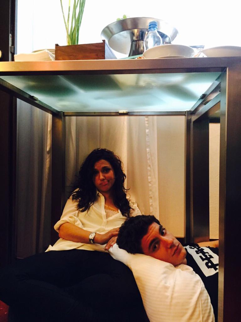 lifenavarro's tweet photo. É IMPRESSÃO MINHA OU O FACU TA DEITADO NAS PERNAS DA ALBA? 😭💞😻
#ConfirmacionFalba #falbaexiste http://t.co/P0iwJ7irc7