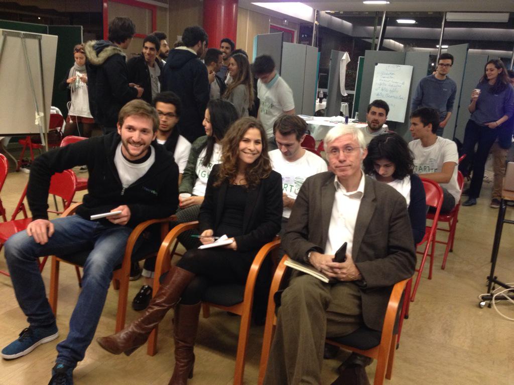 Start of the #startupnight contest final <a href="/CentraleGenius/">Centrale Genius</a>. Jury on track Cc <a href="/valenavibe/">Valena Vibe</a> <a href="/alextuil/">Alex</a> <a href="/Tranchier/">Tranchier</a> <a href="/rdiby/">Rodolphe DB</a>
