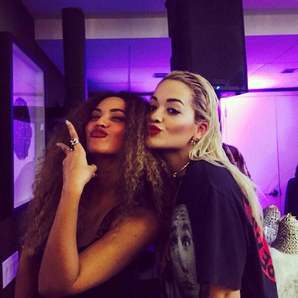 gagalovesbey's tweet photo. OMG “@MsYonce: Beyoncé making silly faces with people she likes. 😍😍 http://t.co/YG837ZCMG1”