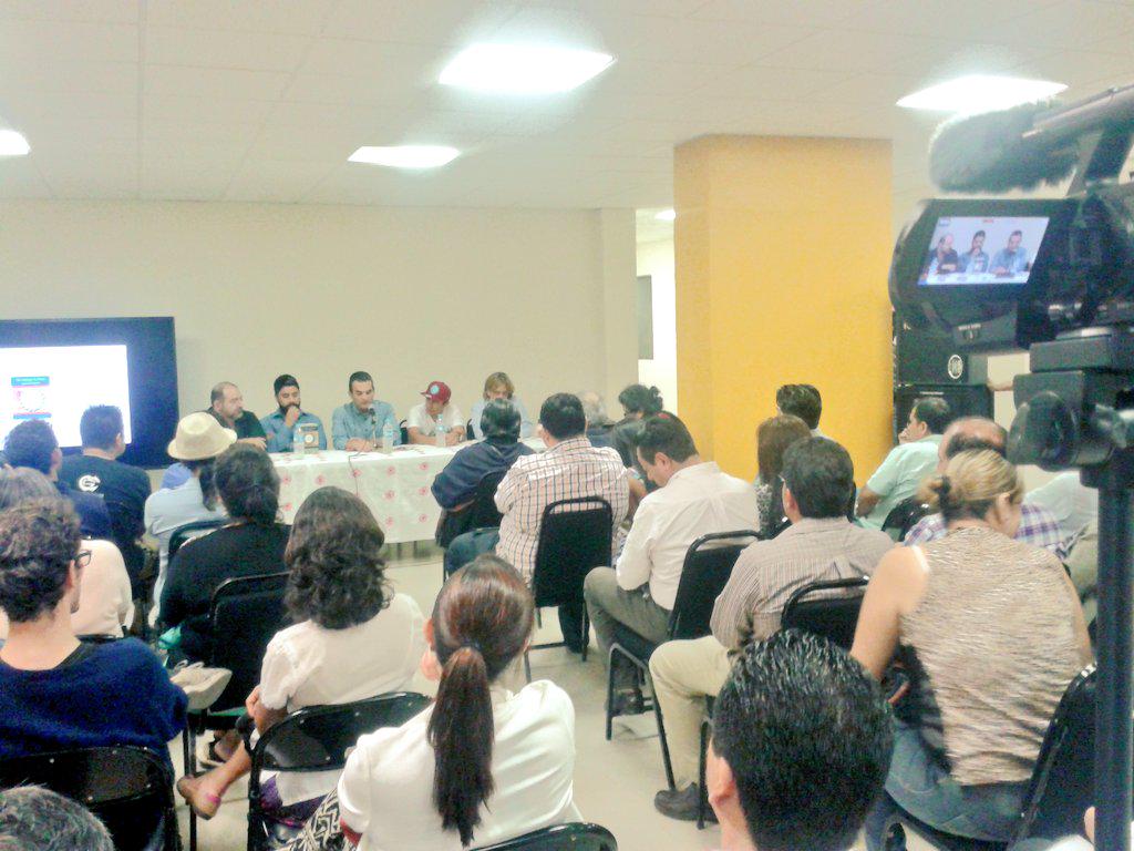 <a href="/jccalymayor/">Juan Carlos Cal y Mayor</a> presentando "Un manojo de lirios para el retorno". #ahora en Casa de la cultura Luis Alaminos Guerrero.