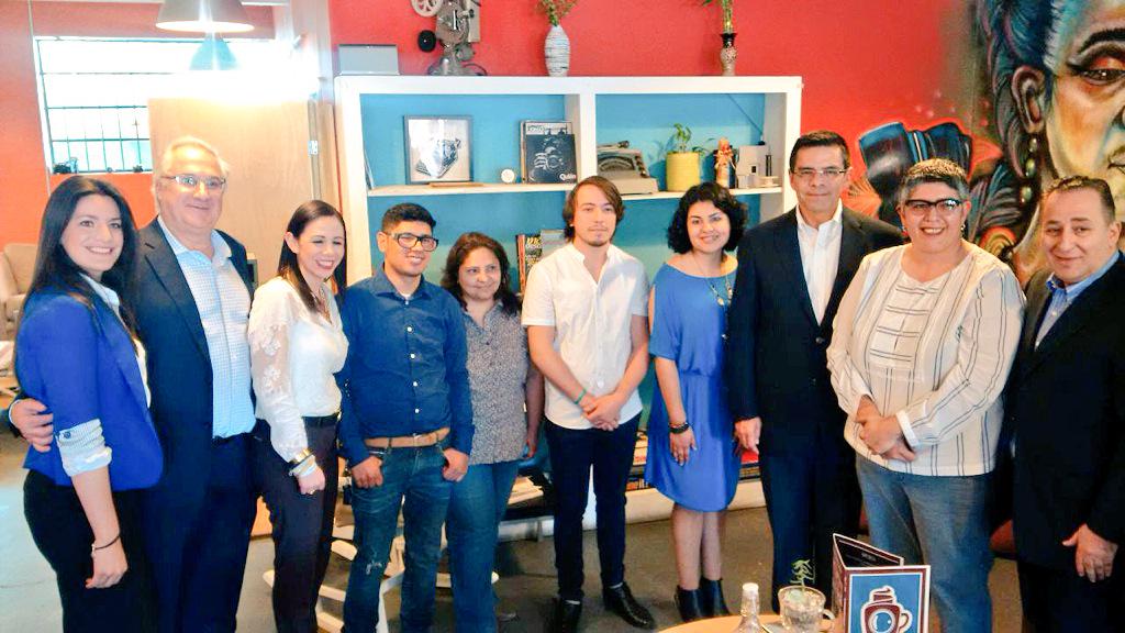 EnriqueJacobR's tweet photo. Visitamos proyecto emprendedor beneficiado por el #FNE2014 en #BajaCalifornia: "Lúmina Foto-Café” @SedecoBC http://t.co/n8cROXTBlt