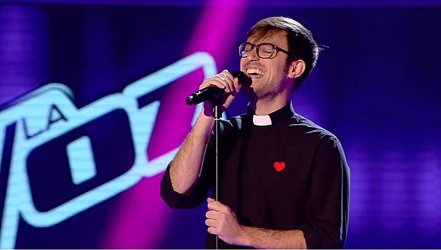 teleaudiencias's tweet photo. #LaVoz2 El padre misionero Damián se va con #EquipoOrozco. ¡Una de las grandes sorpresas de esta edición! http://t.co/tgux489byM