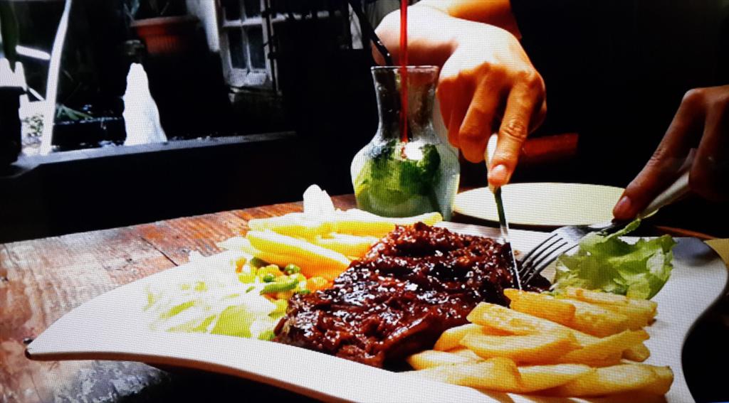OZTcafe's tweet photo. #oztcafe the biggest steak in bandung since1998 😄.😄 💝 💝 💝 💝 💝 http://t.co/dUqWq5F1SF