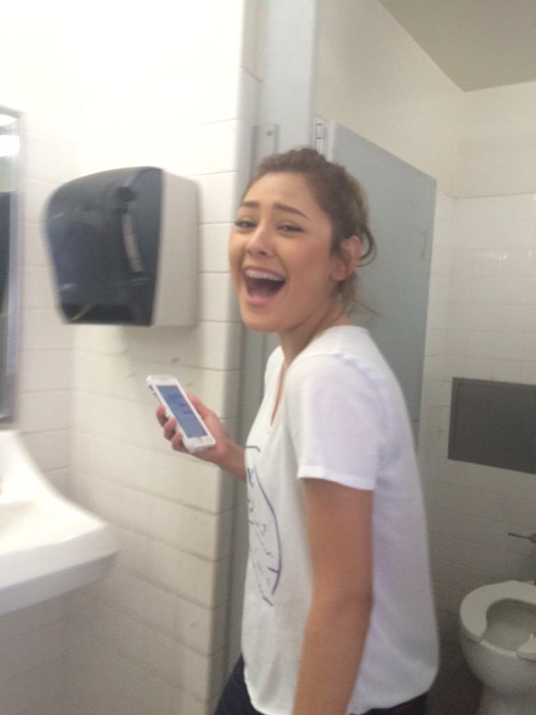 LEX2SOURNANASTY's tweet photo. Come meet @lexy2saucy in the bathrooms  #MeetAndGreet #LookAtHerUglyFeet #ComeBeforeItsTooLate #DontHate 💆 http://t.co/RvPp6GdMpC
