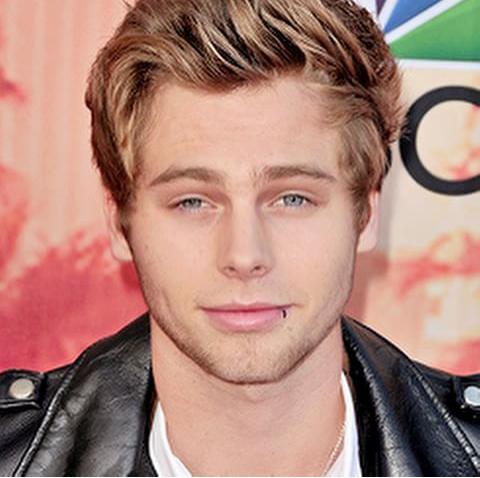 LukeChile's tweet photo. Luke ayer en los iHeartRadio Awards 😍 (29.03.15) http://t.co/LNgIA8GuKk