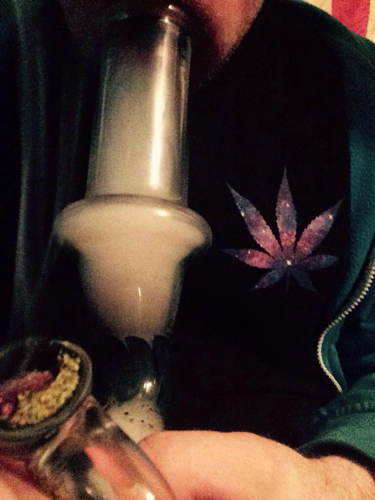 cannaclo's tweet photo. Couples that smoke together,
Stay together. 

http://t.co/cGBMUzg7j5 http://t.co/4Ne9T3vJaA