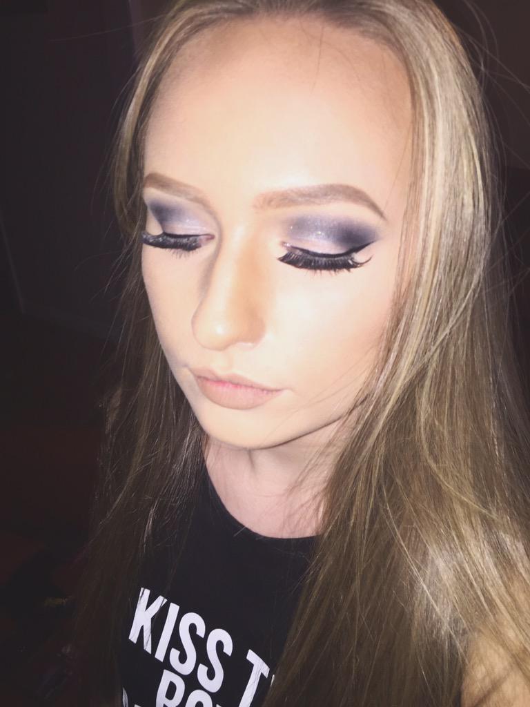 its_sylvie's tweet photo. When u try be ur own makeup artist #smallForehead http://t.co/iiEPm1rAfh