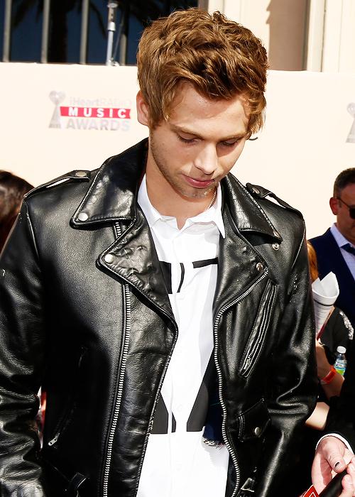 calpalplease's tweet image. HOW DOES HE GO FROM THAT SEXY PIECE OF BOOTY TO THAT ADORABLE BALL OF SLIME I HATE HIM SO MUCH LOVE ME LUKE #5sos