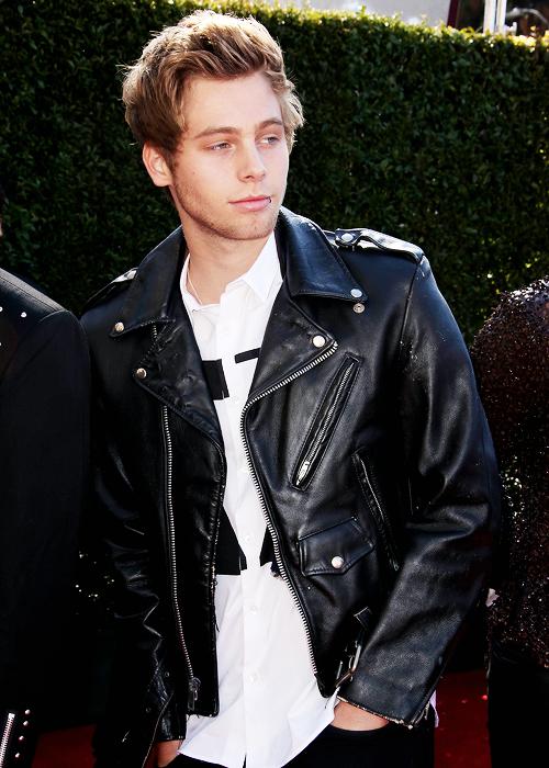 calpalplease's tweet image. HOW DOES HE GO FROM THAT SEXY PIECE OF BOOTY TO THAT ADORABLE BALL OF SLIME I HATE HIM SO MUCH LOVE ME LUKE #5sos