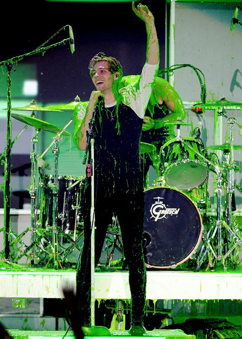 calpalplease's tweet image. HOW DOES HE GO FROM THAT SEXY PIECE OF BOOTY TO THAT ADORABLE BALL OF SLIME I HATE HIM SO MUCH LOVE ME LUKE #5sos