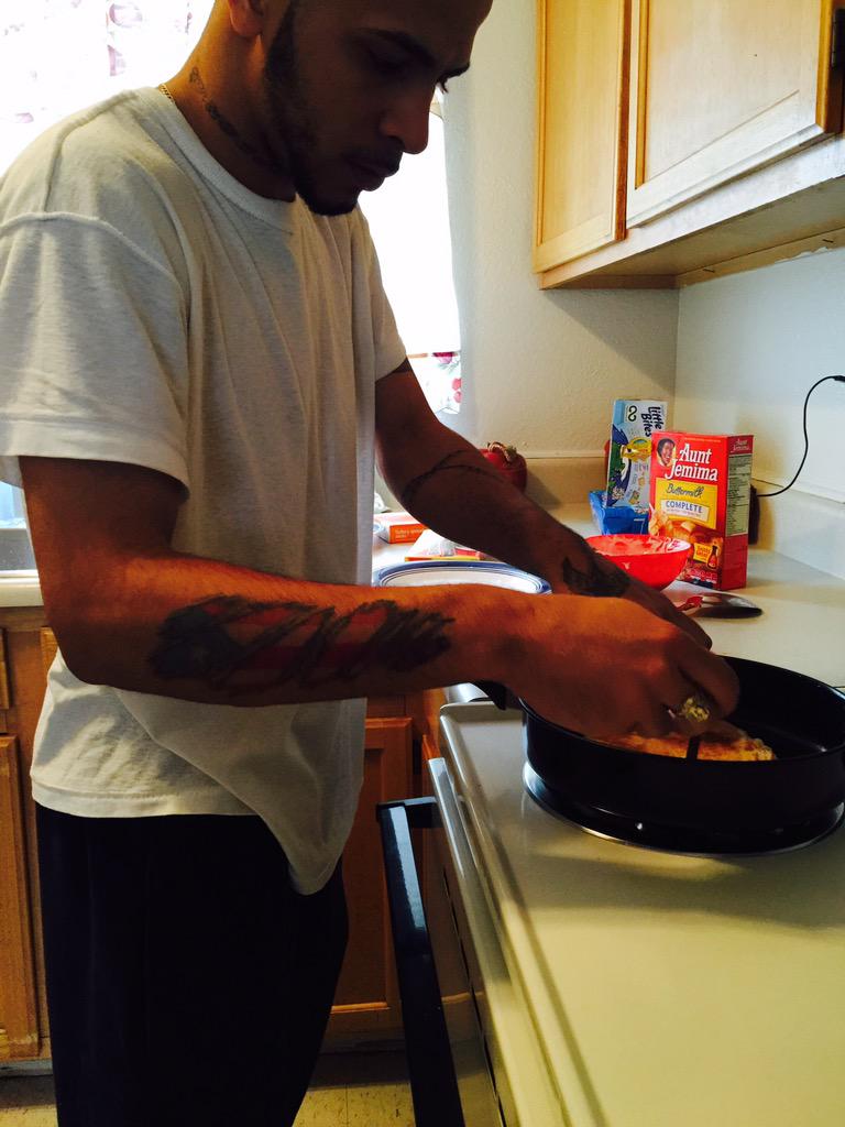 IsaaBiotch's tweet photo. Waking up to somebody &amp; that person makes you a delicious breakfast is a YESS YESS . Fuck ihop etc home made all day http://t.co/tTzLHsffzS