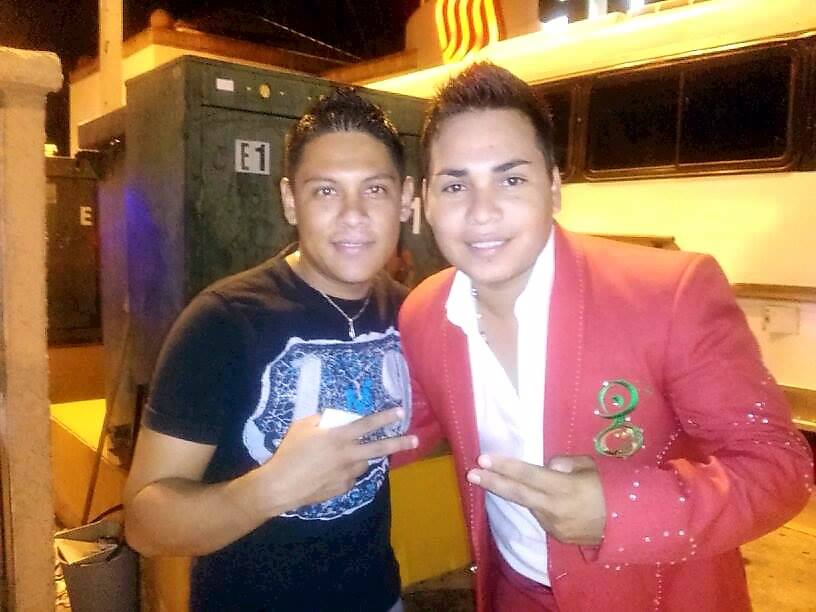 JAIROBEDT's tweet photo. con el compa #payaso segunda voz del sr #horacop palencia.!!
saludos bonito fin de semana. http://t.co/w4wooGJ4n9