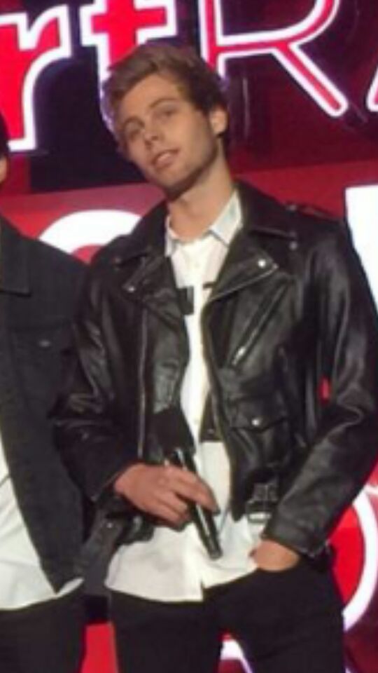valentinaruam's tweet photo. Por que solo a Γ©l se le levanta en un momento como eseπ #Theyretheone #5SecondsOfSummer #Cool @radiodisney #MiniLuke http://t.co/gki5JJ3Llp