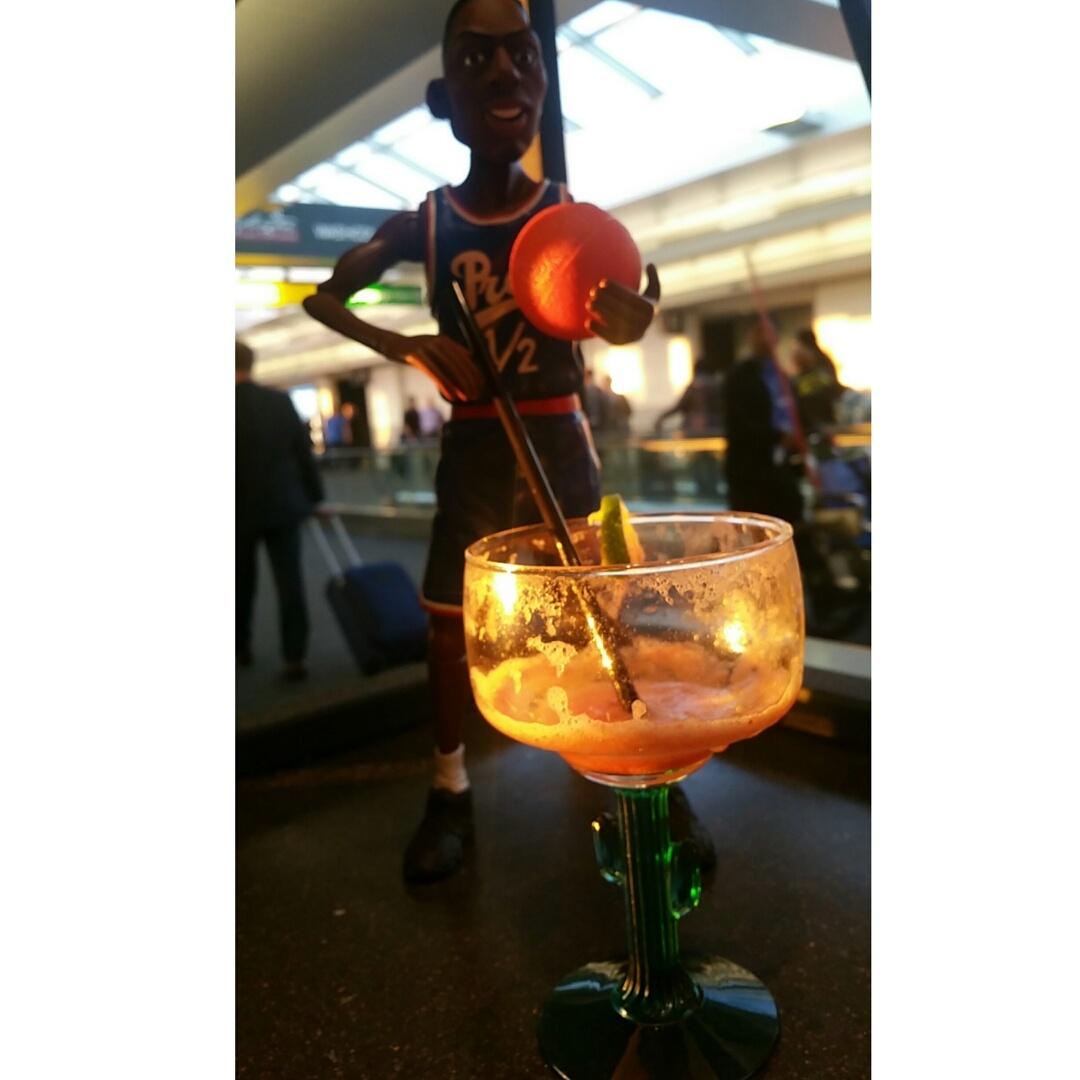 SoleSweezy's tweet photo. Damnnn #LilPenny, 1 sip at a time!!!! 😂 #Represent1Cent #Penny #PennyHardaway http://t.co/YeZMTGcnfN
