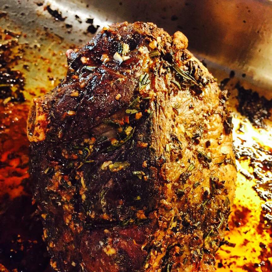 HeirloomProvis's tweet photo. Garlicky, #SpringLamb, its #whatsfordinner! @CoonRockFarm's #TunisLamb in all its glory. 1 hint: #homedelivery http://t.co/dm32wLIkbm