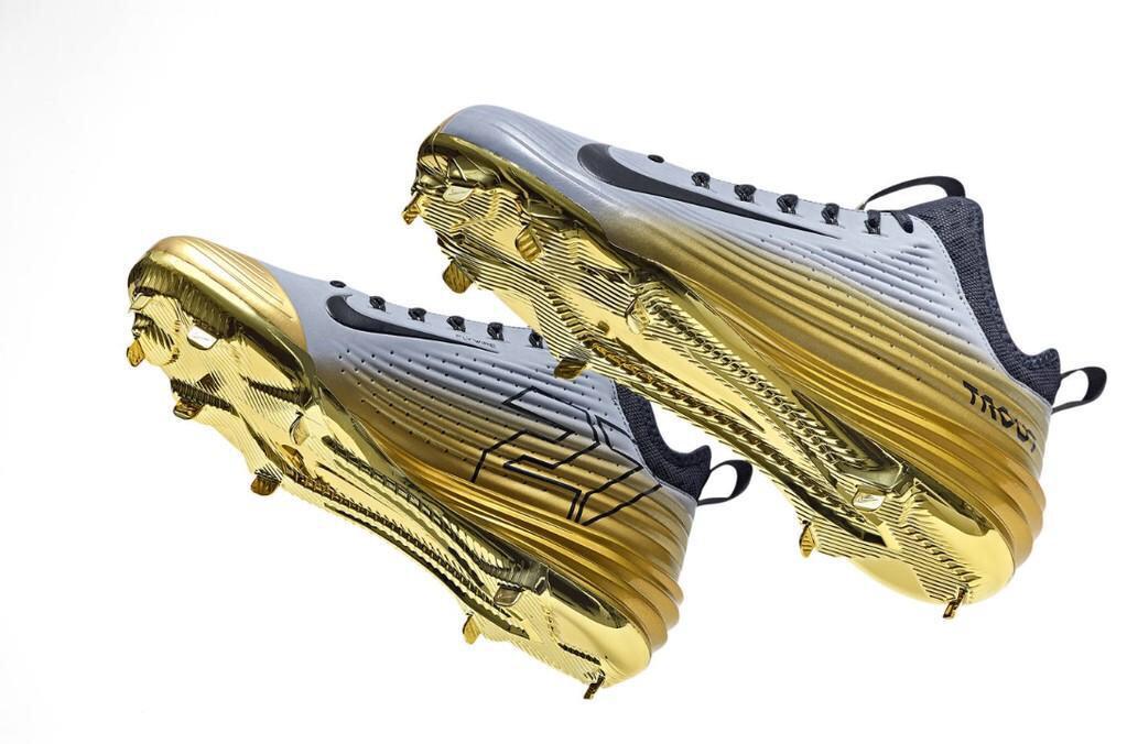 Mike Trout's custom gold Nike vapors 😍🔥