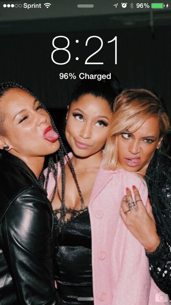 IAmOnyx___'s tweet photo. @NICKIMINAJ #CurrentLockScreen #TIDALforALL 💙🌊 Stadiums wit #QueenB and that selfie got them Aggy ❤️🙌 http://t.co/ddRz4Kk2rC