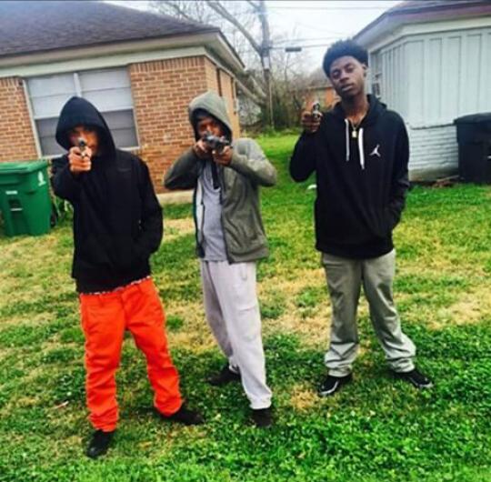 MMCDADA's tweet photo. It's a crowd Mookah go clear the scene #MurdaGanG #FreeLilKen http://t.co/c4pVJrzNTS