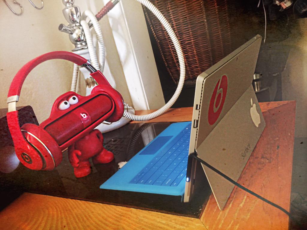 kudaimata's tweet photo. #beats #beatspill #microsoftsuracepro3 #apple #iPhone6  #newbeatsstudio #XboxOne #beatsbydrdre #microsoft #billetudo http://t.co/Loi7LjunhX