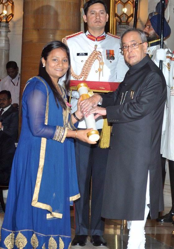 Chakravarty Sulibele on Twitter: "Here is #daughtersofindia @sinha_arunima  first female amputee to climb the Everest receiving Padmashree award. #BBC  http://t.co/Q2BIZLDtab" / Twitter