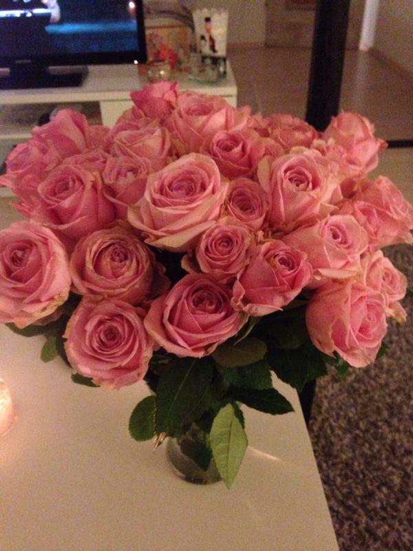 BelledeJourFE's tweet photo. Guten Morgen meine Lieben, ist bei euch das Wetter auch so mies? Red Lipstick Kisses Noa http://t.co/FZPaKqqKnK