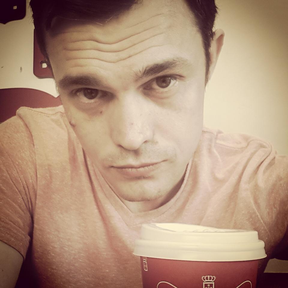 davidfick's tweet photo. Early morning latte at @vidaecaffe on the laundry run. #HotMess #MadMenWife #ButSingle #Holidays #BringItOn http://t.co/jAbjKy3OgH