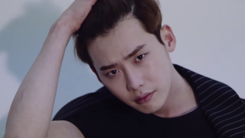 soompi's tweet photo. #LeeJongSuk Will Have You on Your Knees in New Special Reel by Wellmade - Watch here:
http://t.co/EEg7bKe2hx http://t.co/FlBQ1oC0Vv