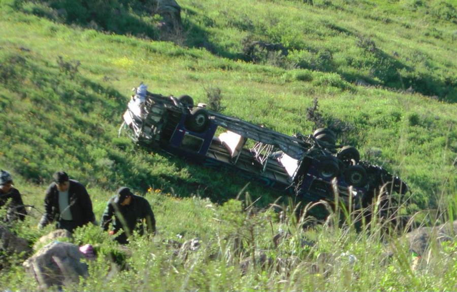 XHNews's tweet photo. At least 16 died, 36 injured in southeastern Peru when a bus skidded off the mountain road and plunged down a ravine http://t.co/hmtsqrDhoy