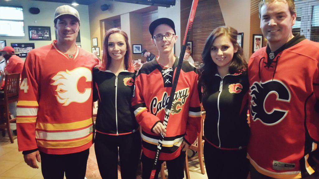 NHLFlames's tweet photo. Congrats @verheyde7 for taking home the Joe Colborne signed stick @bostonpizza Chinook #bpstweetup #CGYvsDAL http://t.co/rJARkG8YLS