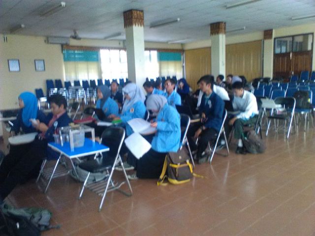 Suasana di aula KPA saat lomba berlangsung :)