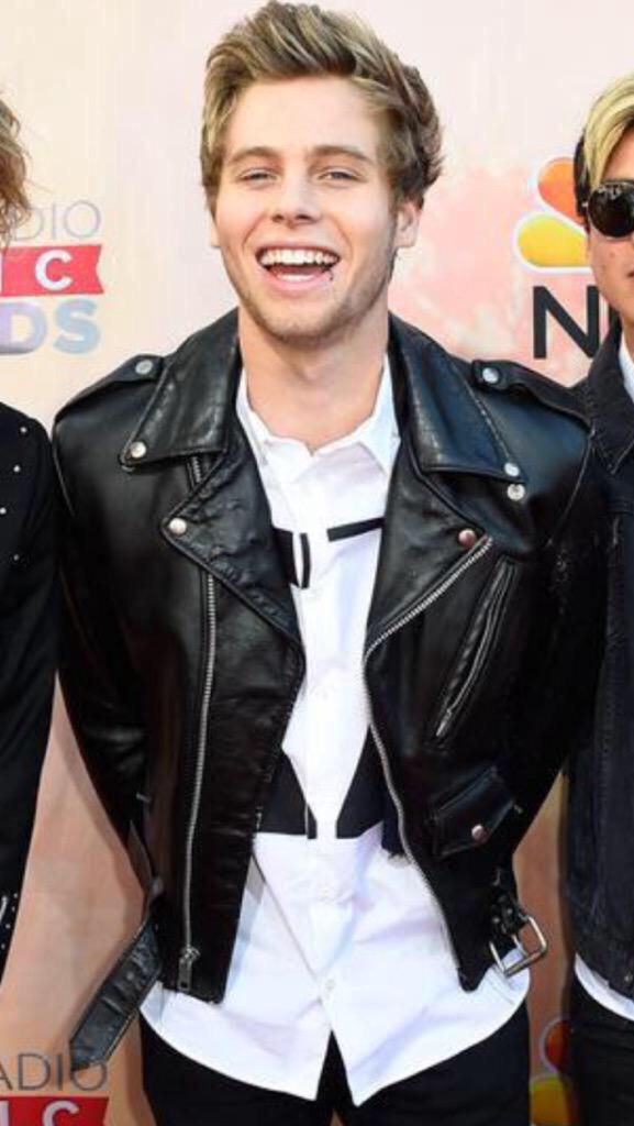 breadsmiling's tweet image. ok shit