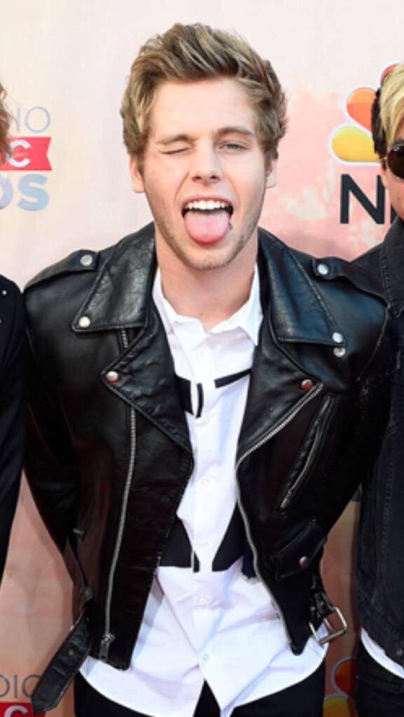 breadsmiling's tweet image. ok shit