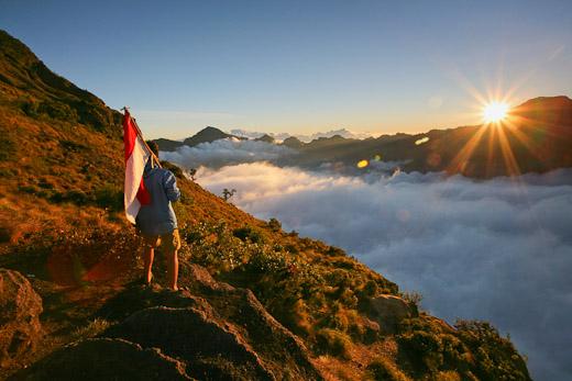 GNFI's tweet photo. Mendaki Rinjani, Sang Atap Negeri. Sebuah pengalaman menakjubkan dari @wiranurmansyah http://t.co/mOaaJW6JAq http://t.co/utDpbndxoF